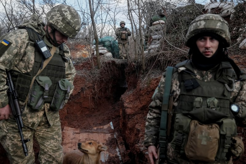 Украински морски пехотинци се предават на тумби с вдигнати ръце ВИДЕО