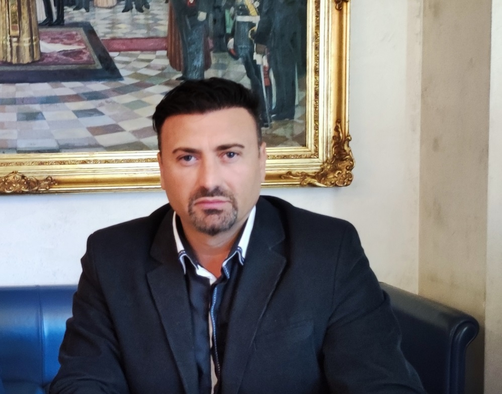 Политик и кандидат за президент лъсна на скандално ВИДЕО със сръбска звезда 