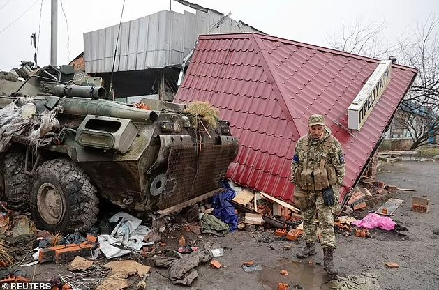 ВИДЕО от войната! Украински танк унищожава цяла колона от руски БТР-и