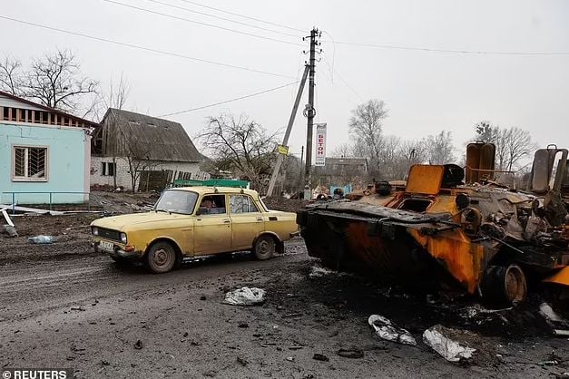 ВИДЕО от войната! Украински танк унищожава цяла колона от руски БТР-и