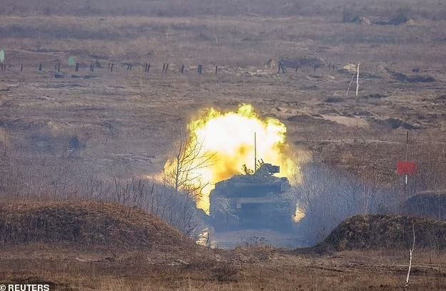 ВИДЕО от войната! Украински танк унищожава цяла колона от руски БТР-и