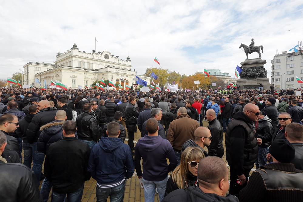Кой прецака феновете на Украйна и запази площада пред парламента за месец напред