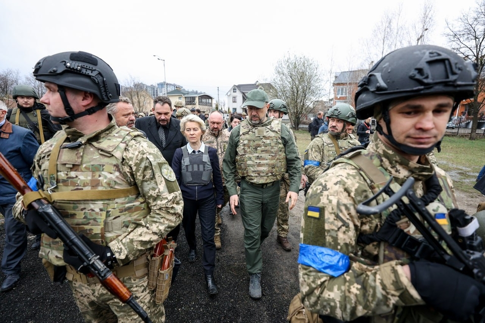 Фон дер Лайен и Борел на крака при Зеленски, посетиха масов гроб в Буча СНИМКИ