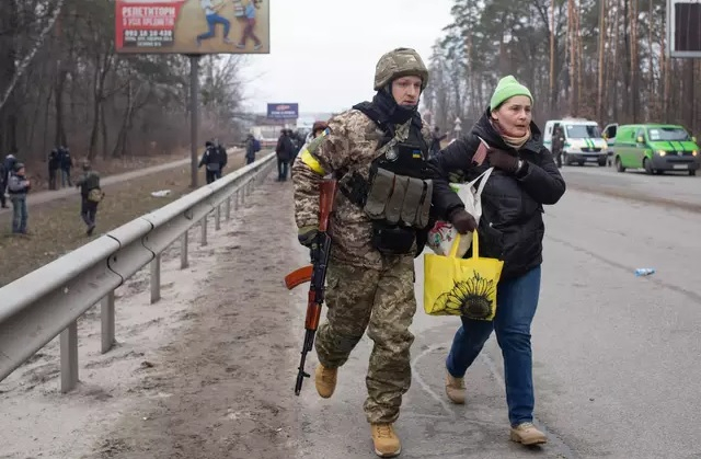 СНИМКИ и ВИДЕО на украински военни с емблеми на СС дивизията "Галичина" ядосаха англичаните 