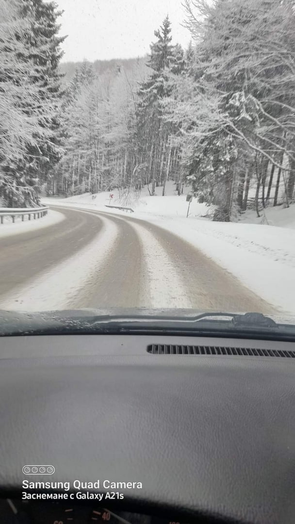 Сняг на парцали се сипе в Софийско, а във Варна... СНИМКИ