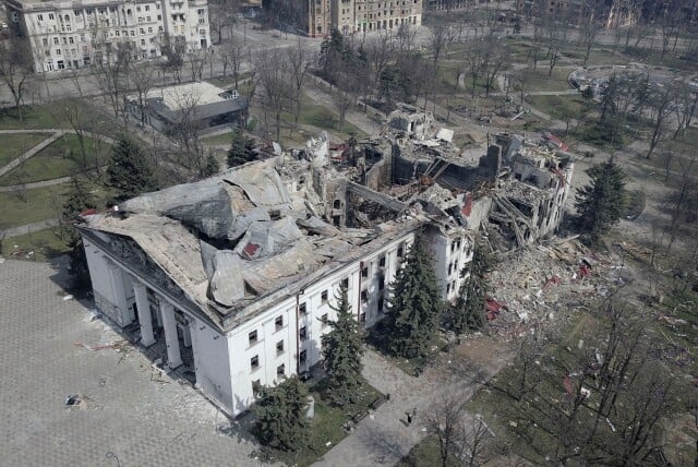 КАДРИ от дрон показват разрушения театър в обсадения Мариупол, където загинаха 300 човека