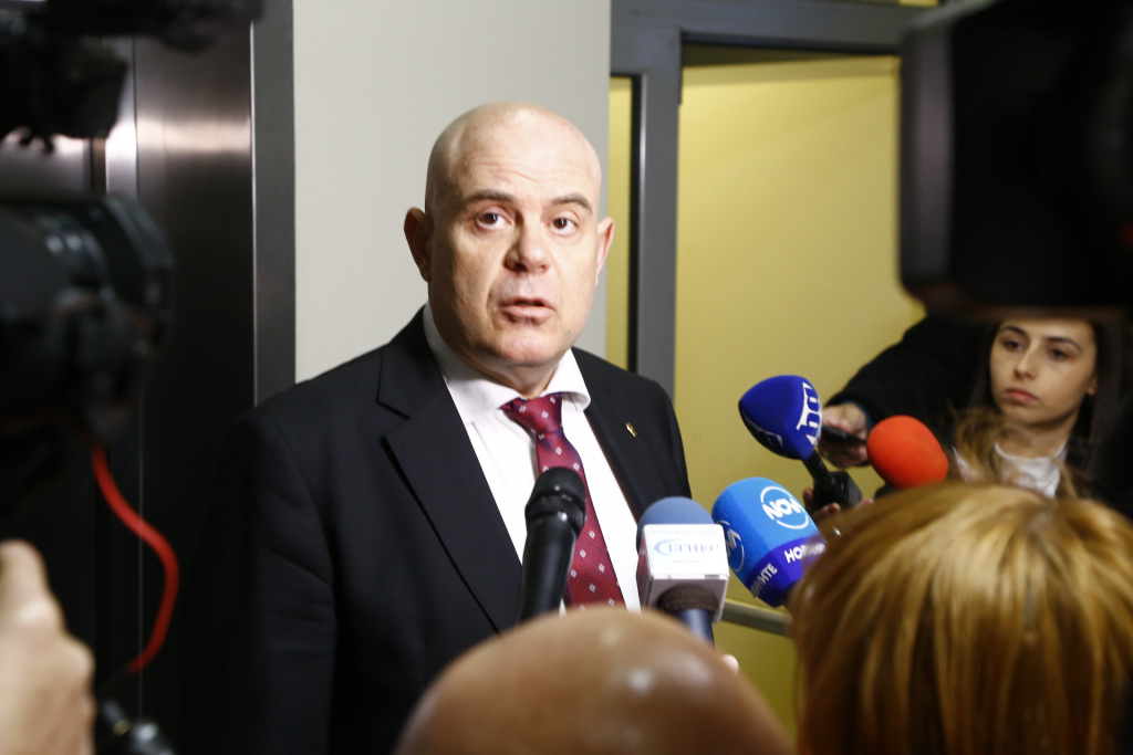 Главният прокурор: Време е отчетност и публичност да дават и българските политици