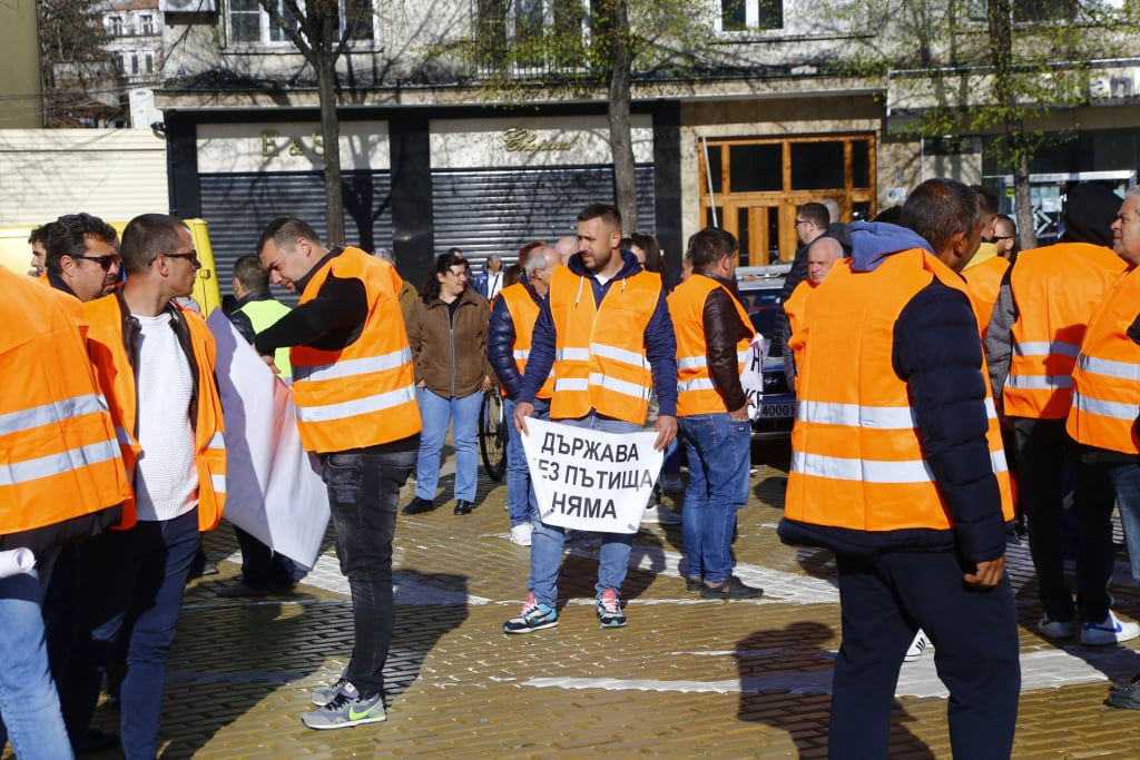 Протест блокира България и София, а Петков обещава и увърта СНИМКИ