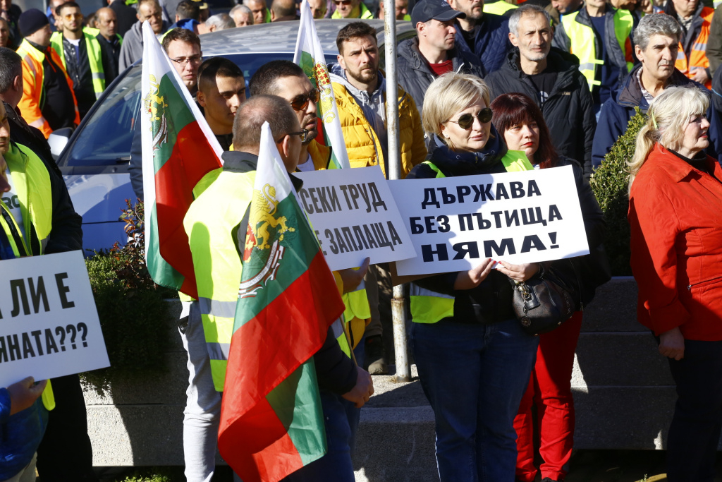 Протест блокира България и София, а Петков обещава и увърта СНИМКИ