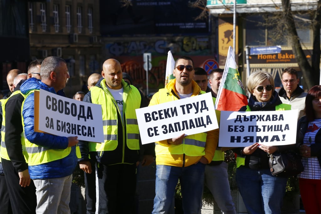 Протест блокира България и София, а Петков обещава и увърта СНИМКИ