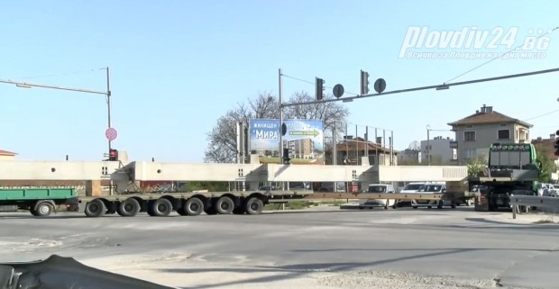 "Чудовище" с 40 гуми мина през кръстовище на Околовръстното край Пловдив СНИМКА 