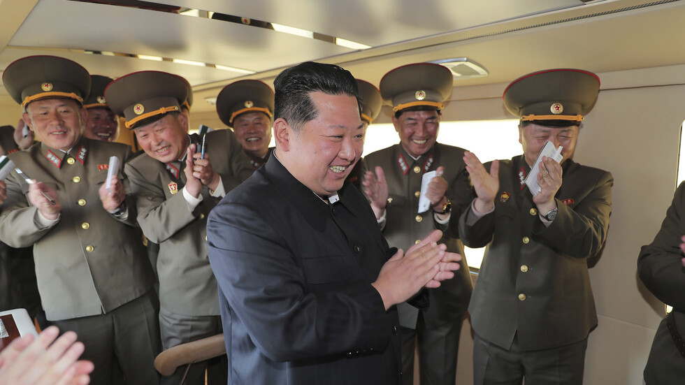 Пхенян пусна СНИМКИ и стресна света с нови "тактически ядрени оръжия"