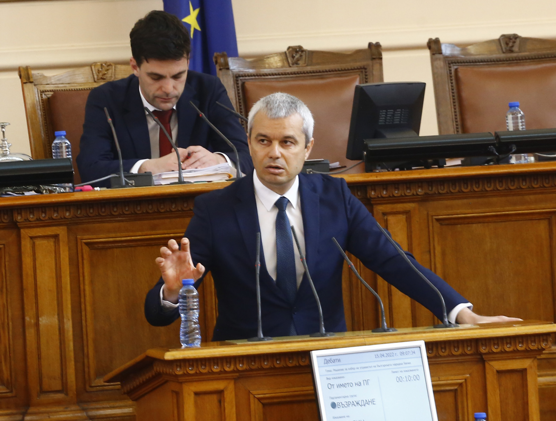 Костадинов поиска оставка на правителството заради национално предателство 