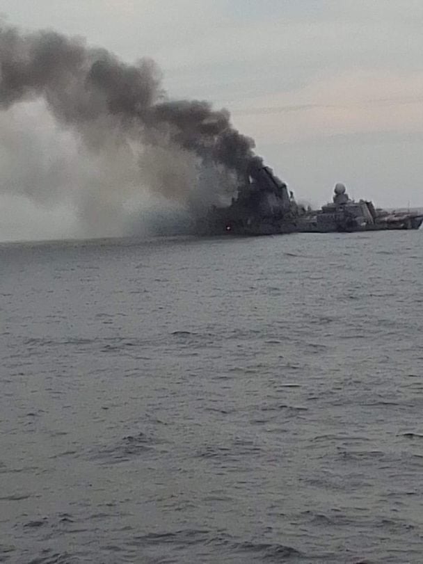 Появи се първо ВИДЕО с пламналия крайцер "Москва" преди потъването му 