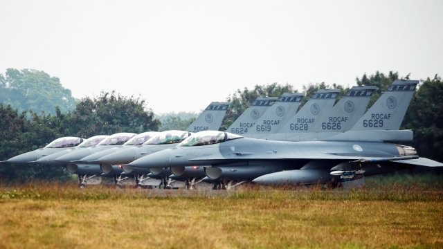 Шаламанов и Тагарев: САЩ отлагат доставките на F-16 за България, защото персоналът в Граф Игнатиево пие водка с руснаци