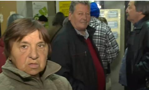 Пловдивски пенсионери чакат с часове, за да си вземат великденската добавка 