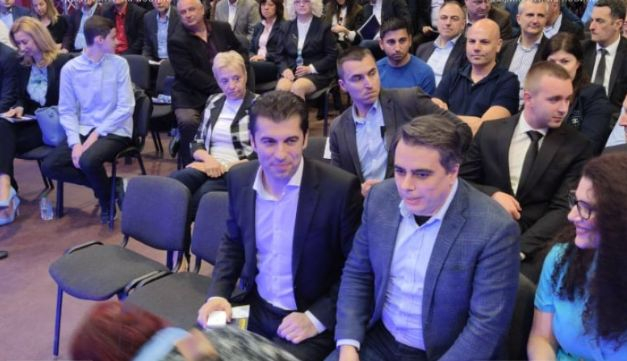 Политолог разкри какъв автогол си вкараха Петков и Василев с учредяването на партия 