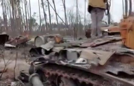 ВИДЕО от войната: Ето какво остана от руска колона танкове край Киев 