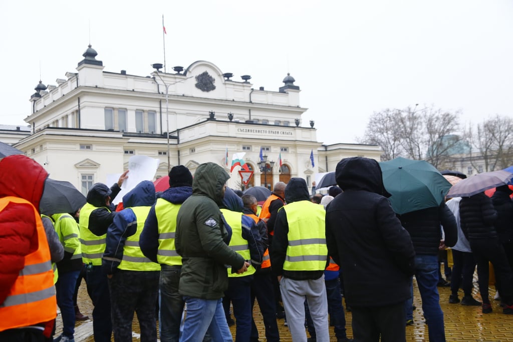  Мощен протест срещу кабинета "Петков" отново блокира центъра на София СНИМКИ