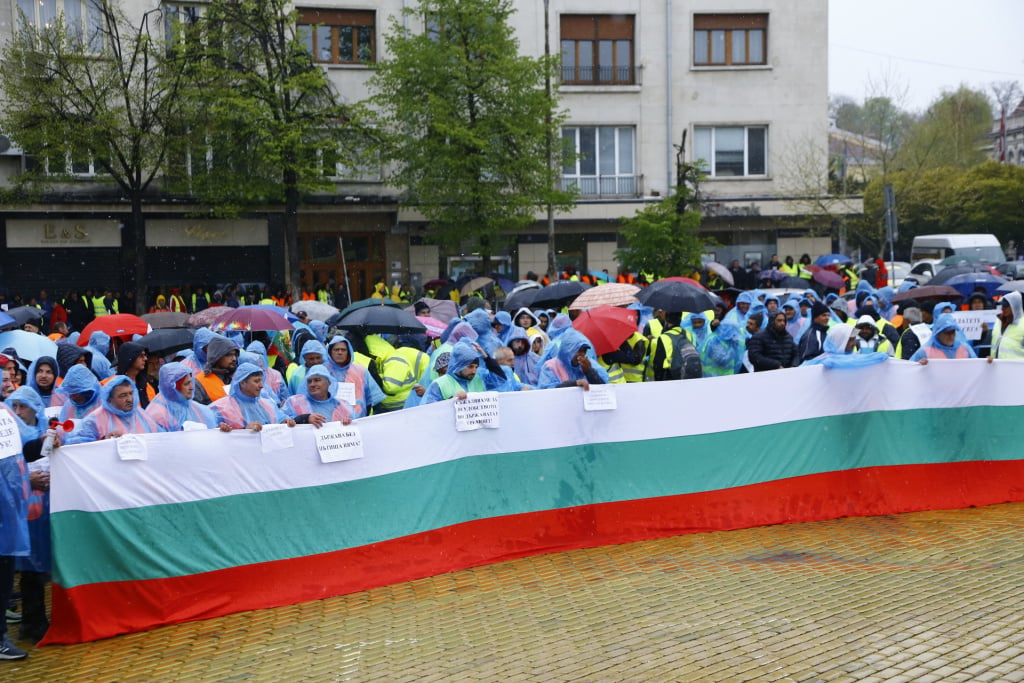  Мощен протест срещу кабинета "Петков" отново блокира центъра на София СНИМКИ