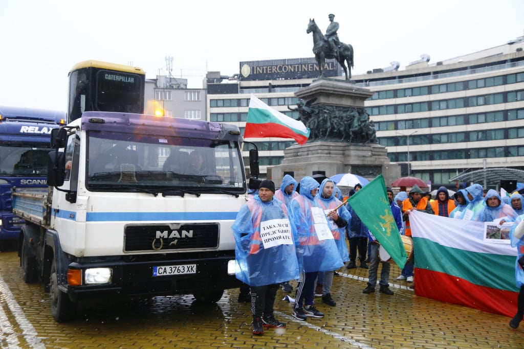  Мощен протест срещу кабинета "Петков" отново блокира центъра на София СНИМКИ