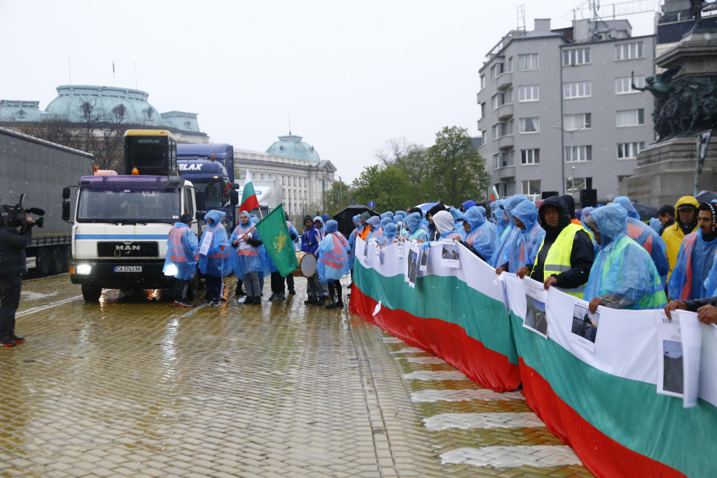  Мощен протест срещу кабинета "Петков" отново блокира центъра на София СНИМКИ