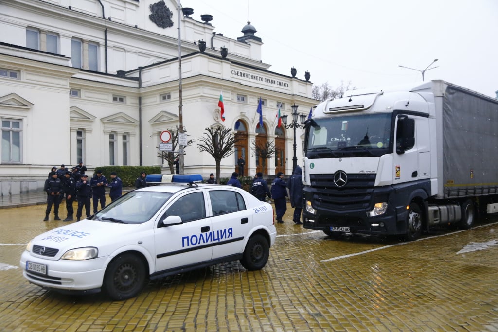  Мощен протест срещу кабинета "Петков" отново блокира центъра на София СНИМКИ