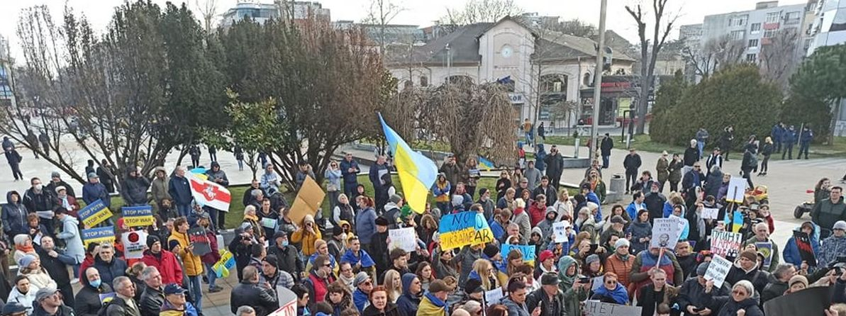 Хиляди украинци се събраха в центъра на Слънчев бряг, за да...