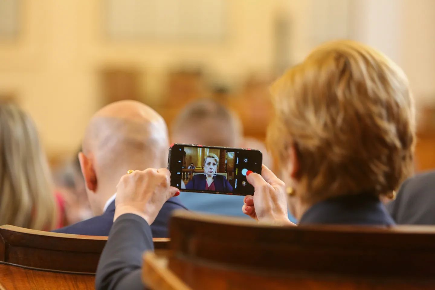 Няма да повярвате за какво ползва телефона си Елена Гунчева от "Възраждане" в парламента СНИМКА