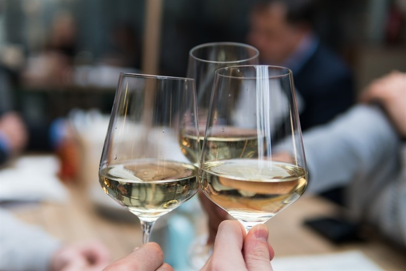 Неподозирана полза за здравето от бялото вино, за която не знаете