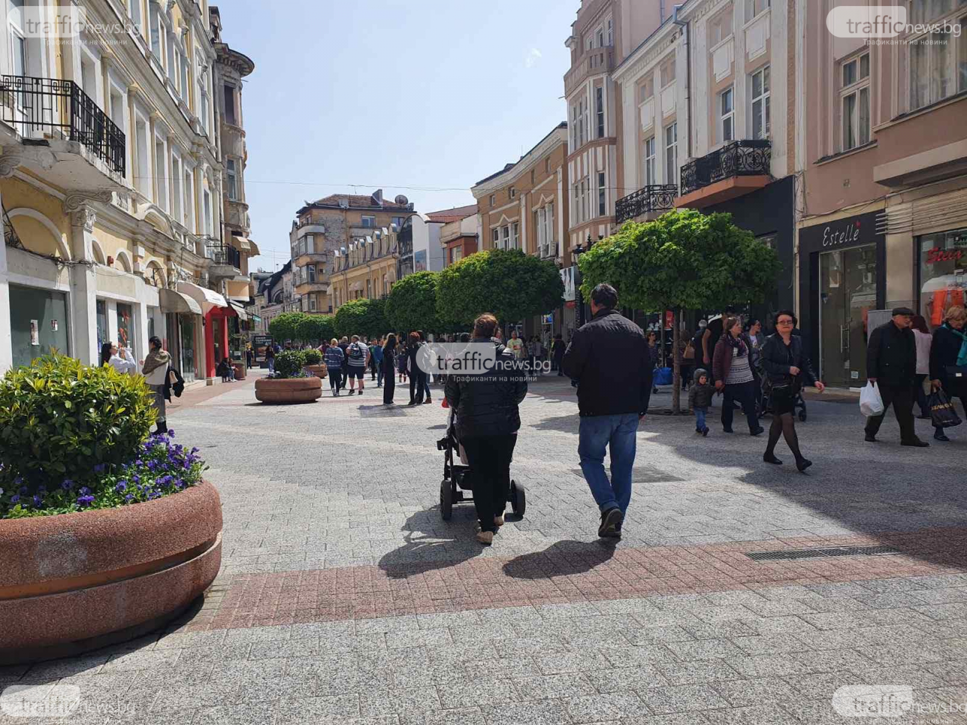 Центърът на Пловдив почерня от народ, опашки от мераклии се извиха пред... СНИМКИ 