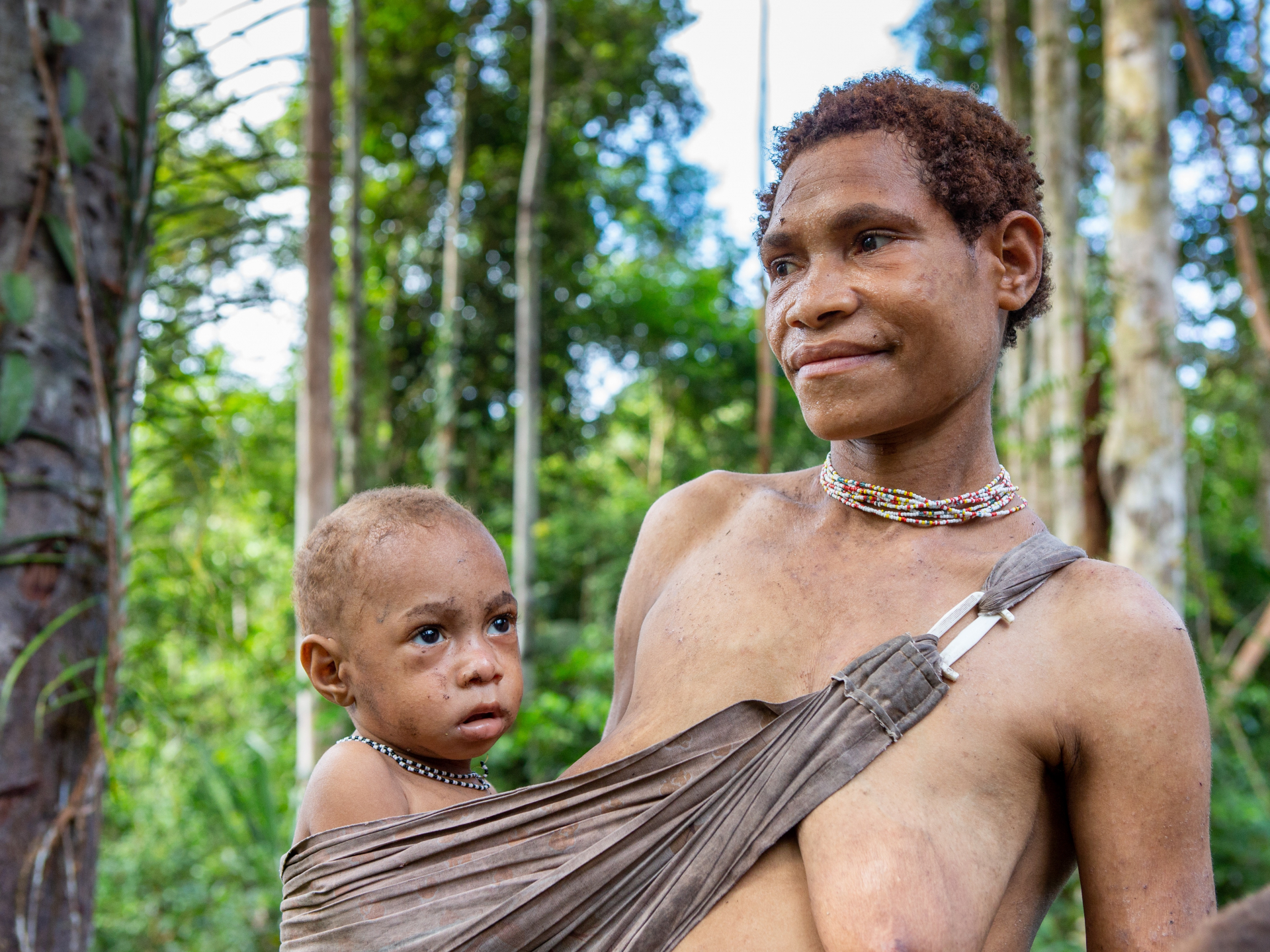Племето, което живее по дърветата и праща жените да раждат сами в джунглата