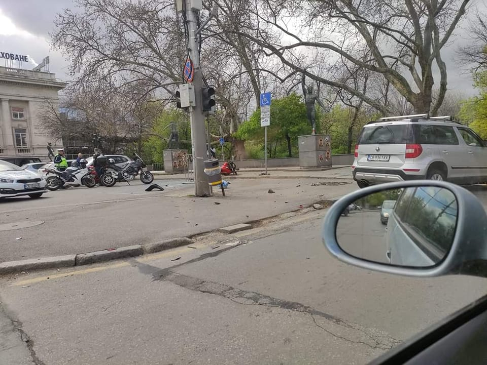 Още едно страшно меле с моторист в центъра на празна София СНИМКИ