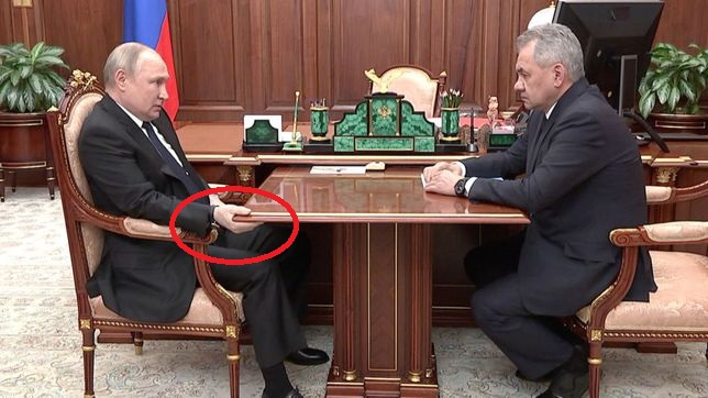Тежко болен ли е Путин? Детайл от срещата с Шойгу взриви мрежата СНИМКИ