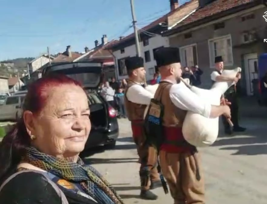 Гайди и тъпани огласиха разложко село, народ се стича към площада, за да... СНИМКИ 