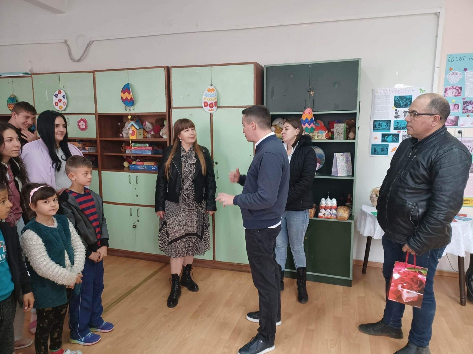 Социалисти зарадваха с подаръци деца от център за настаняване от семеен тип във Велико Търново 