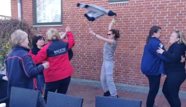 Гняв в Украйна: Бежанки от Харков в Дания си спретнаха оргия с алкохол и танци на руски песни ВИДЕО