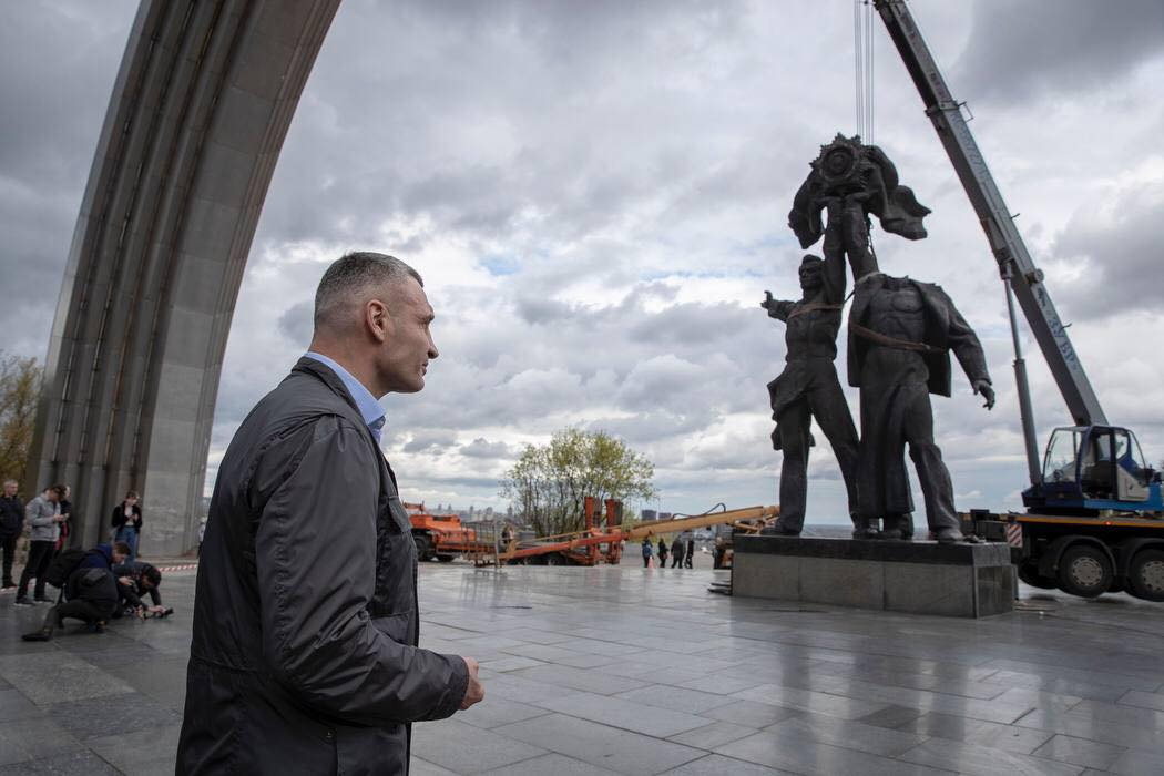 Кличко ликвидира съветски паметници в Киев СНИМКИ