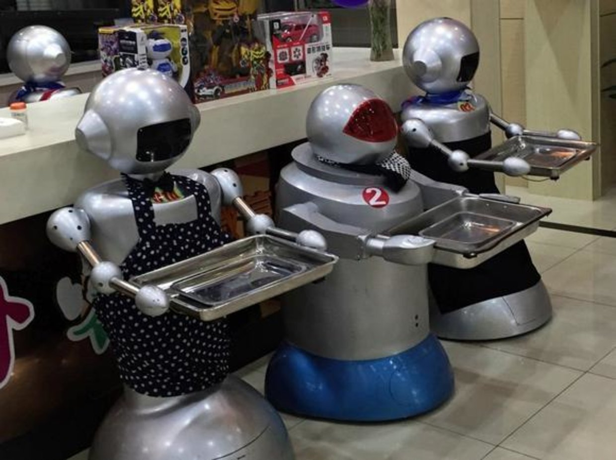 Роботи замениха сервитьорите и готвачите в ресторант в Токио