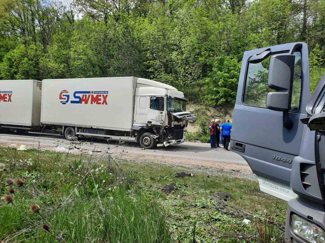 Камион се е обърнал, има ранени при верижното меле край Смядово СНИМКИ