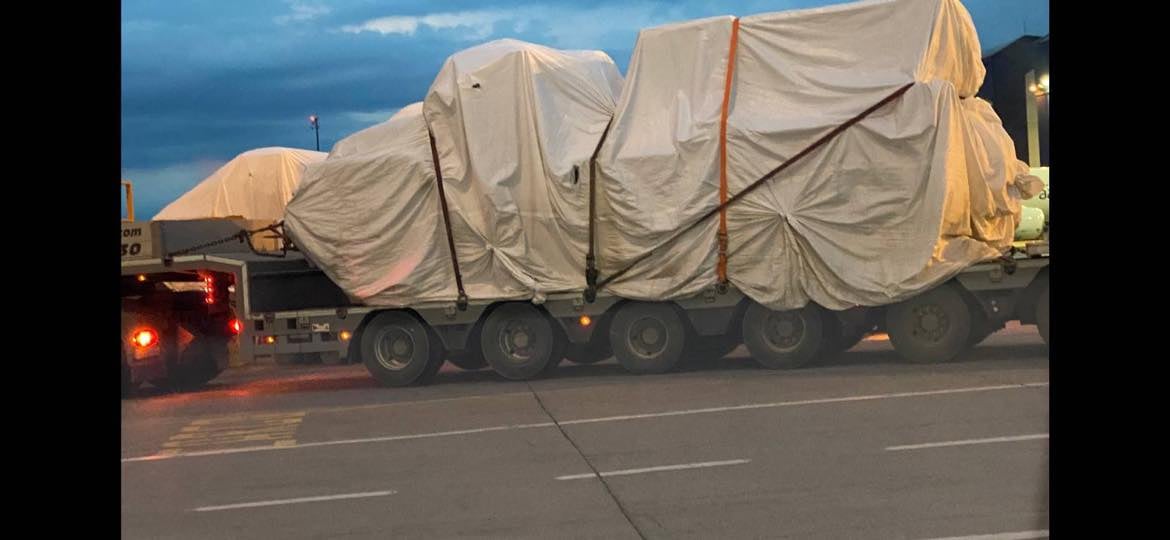 Скандални СНИМКИ! Ето как товарят със снаряди украинския АН-124 по тъмна доба на Летище София 