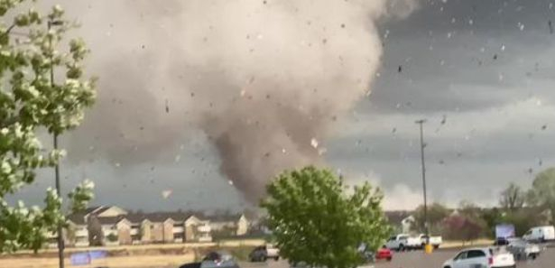 Мощно торнадо помете всичко по пътя си в Канзас ВИДЕО  