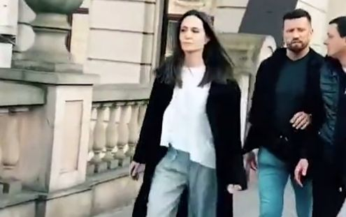 Вой на сирени наруши разходката на Джоли в Лвов, актрисата хукна да... ВИДЕО 