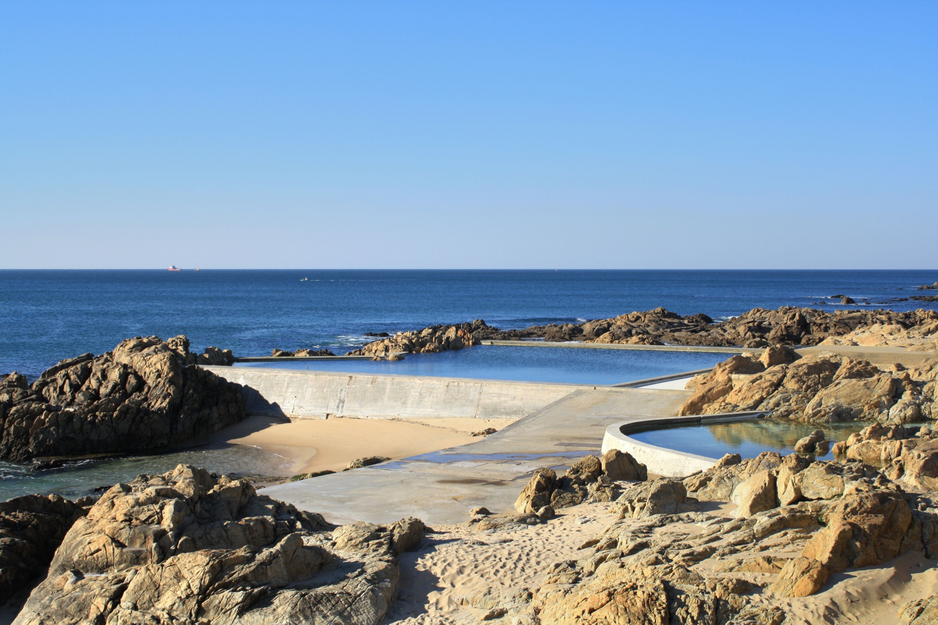 Уникалните солени басейни в Португалия, които ви сливат с океана СНИМКИ