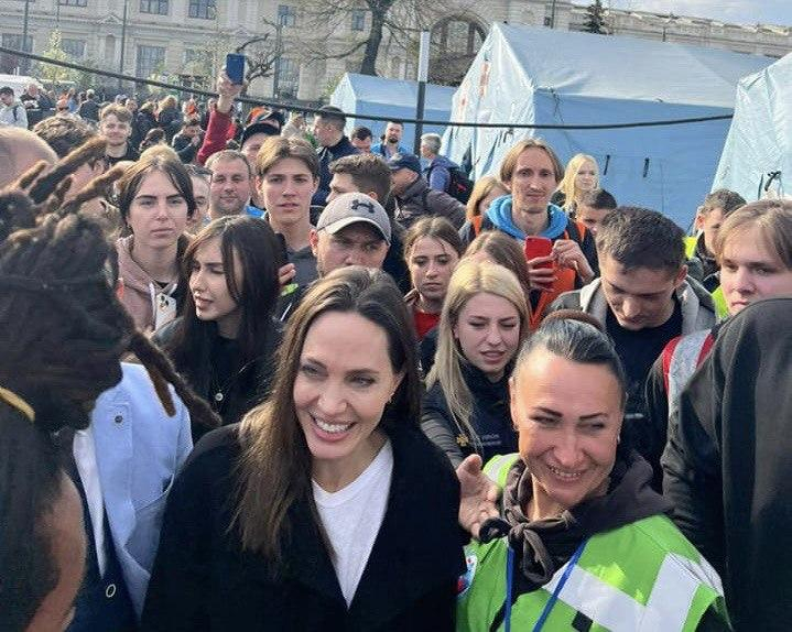 И украинци, и руснаци се гаврят с Анджелина Джоли след посещението й в Лвов ВИДЕО