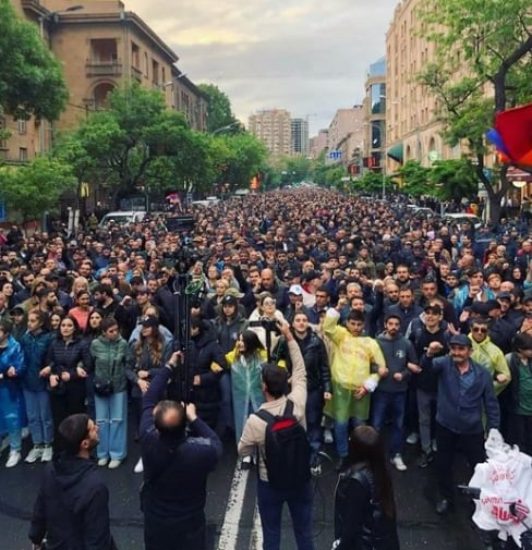 Масови протести и стотици задържани в столицата на Армения ВИДЕО
