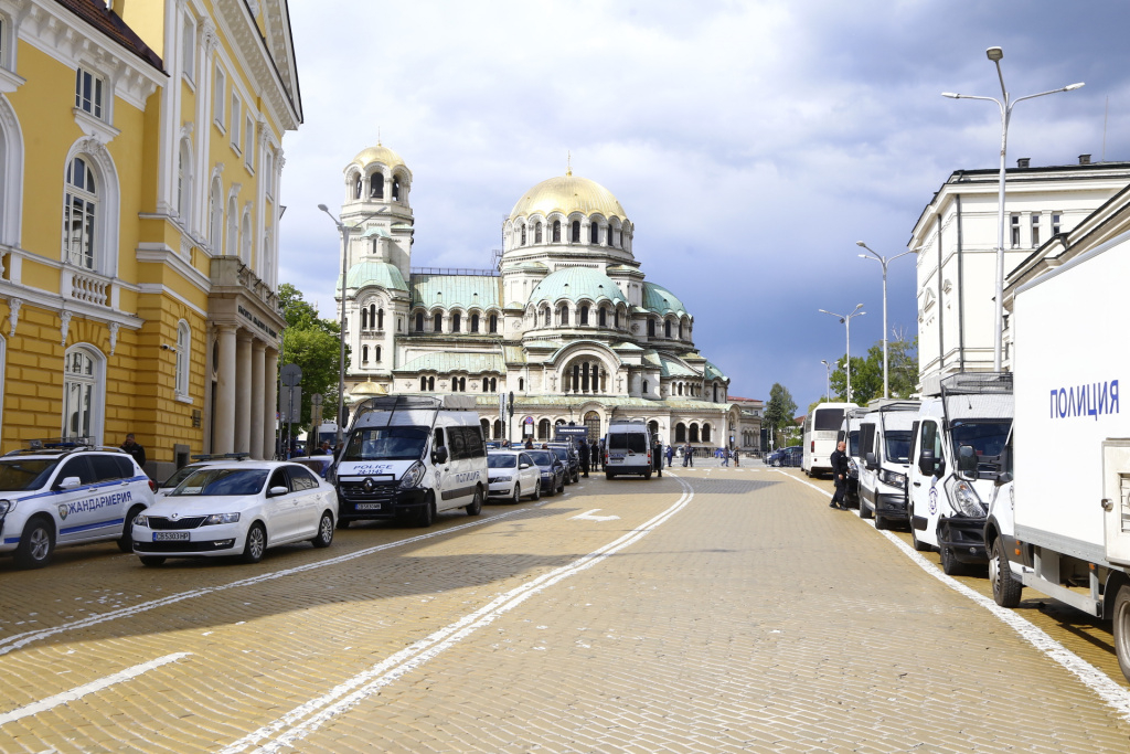 Боят настава! Жълтите павета пред Народното събрание се тресат, напрежението расте ВИДЕО