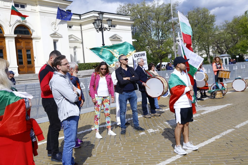 Боят настава! Жълтите павета пред Народното събрание се тресат, напрежението расте ВИДЕО