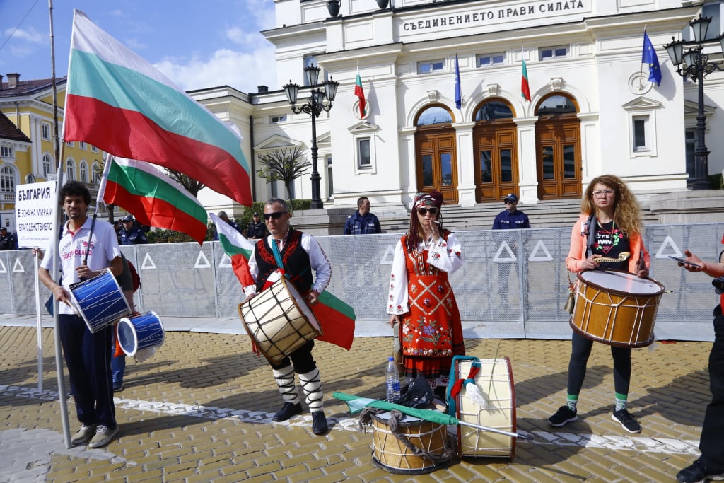 Боят настава! Жълтите павета пред Народното събрание се тресат, напрежението расте ВИДЕО