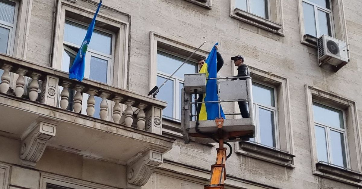 „Възраждане“ махна знамето на Украйна от фасадата на Столична община, а после... ВИДЕО